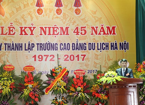 Hiệu trưởng trường CĐDLHN Trịnh Cao Khải đọc diễn văn tại Lễ kỷ niệm